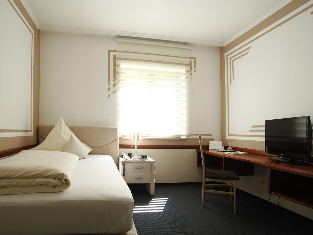 Hotel Garni Zum Gockl Unterföhring Εξωτερικό φωτογραφία